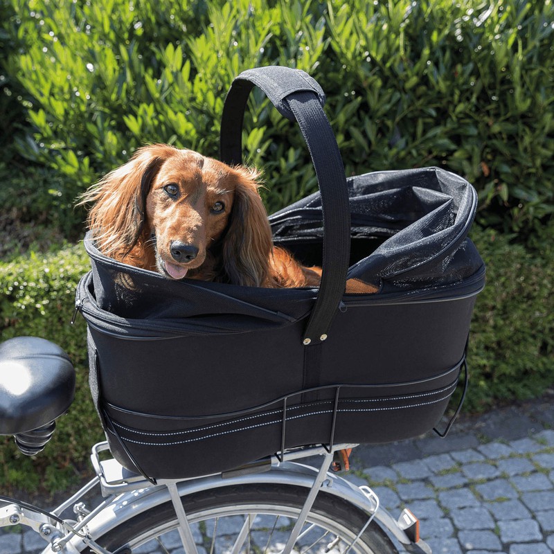 Es una elegante y páctica cesta porta trasnportar mascotas para bicicletas.  La elección perfecta para llevar a tu mascota cuando debas viajar en  bicicleta, adaptandose perfectamente a casi todo tipo de bicicletas. —